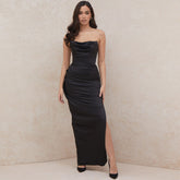Trägerloses Maxi-Abendkleid aus glänzendem Satin mit Wasserfallausschnitt und Schlitz - Schwarz